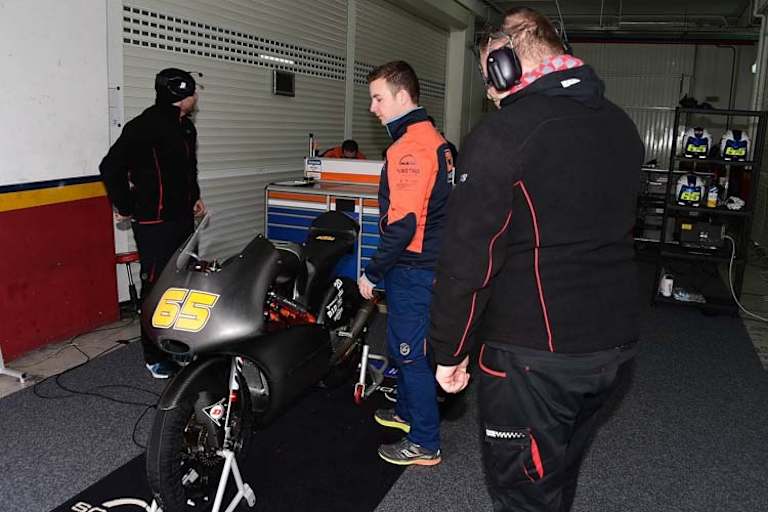 Die KTM in der Box des Öttl-Teams