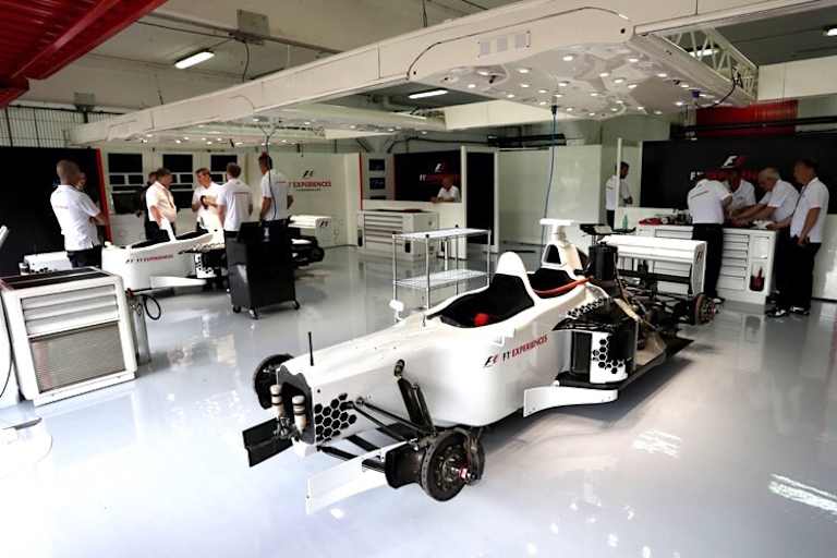 Blick in die Box des elften GP-Rennstalls