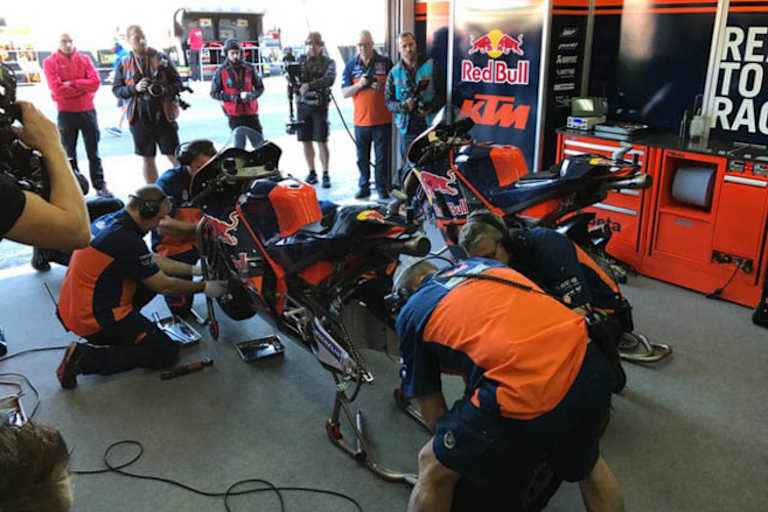 Getümmel in der KTM-Box im FP1
