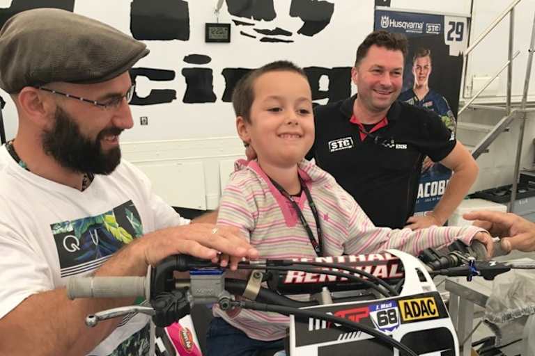 Voller Begeisterung saß Bozena Hradilkova auf einer MX-Husqvarna