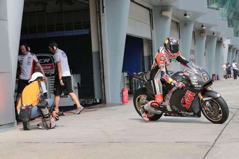 Stefan Bradl beim Verlassen der LCR-Box in Sepang 