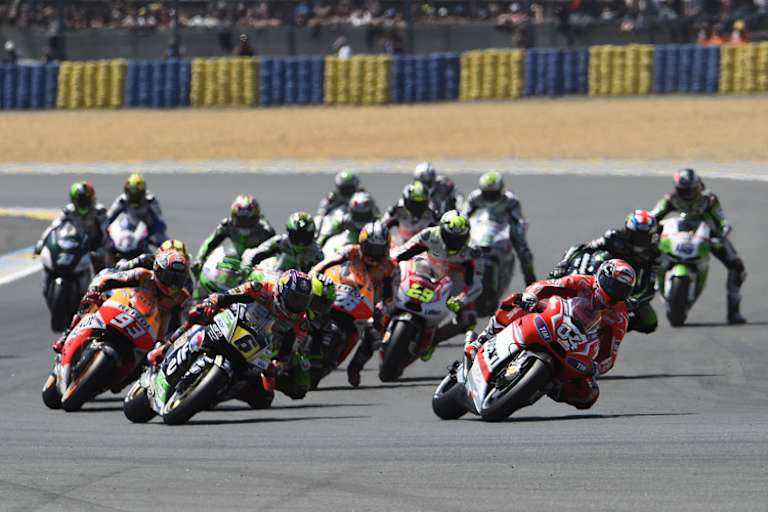 Start zum Le-Mans-GP: Stefan Bradl liegt mit Andrea Dovizioso (04) vorne