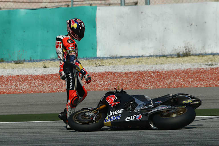 Stefan Bradl sieht sich die Bescherung an...