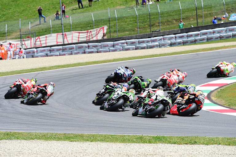 ... Stefan Bradl wurde auf die Aussenspur gedrängt (wie Crutchlow) und verlor einige Plätze