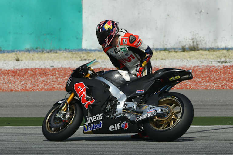 Nach dem Crash fuhr Stefan Bradl mit dem Bike zurück an die Box