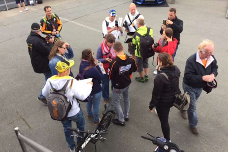 Von Autogrammjägern umzingelt: Stefan Bradl im SaRi-Paddock