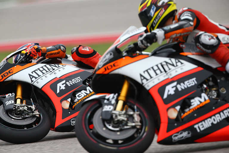 Stefan Bradl (innen) liegt derzeit in der WM-Wertung deutlich hinter Loris Baz