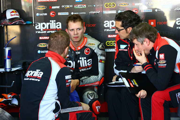 Stefan Bradl mit Crew-Chief Diego Gubellini in der Aprilia-Box