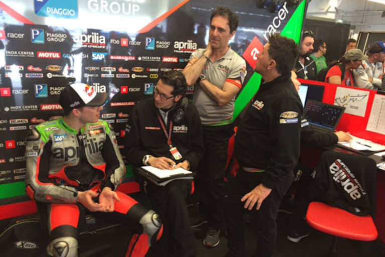 Aprilia-Box von Bradl in Texas: Stefan, Crew-Chief Diego Gubellini, Albesiano und Gresini