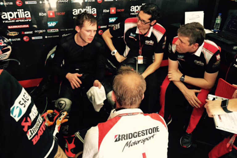 Abgekämpft: Stefan Bradl nach dem Rennen an der Box