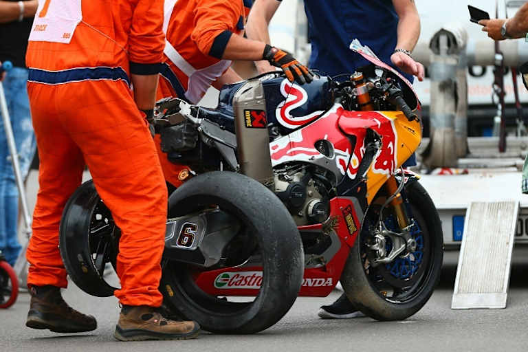 Das Bike von Bradl wurde am Lausitzring ordentlich in Mitleidenschaft gezogen