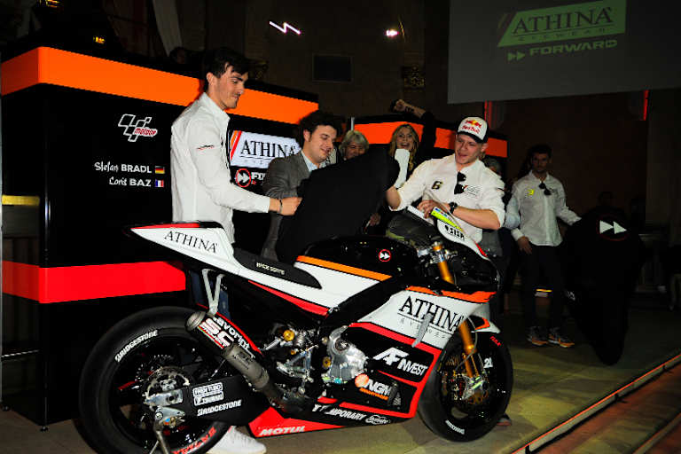 Loris Baz und Stefan Bradl enthüllten die Open-Yamaha im neuen Design von Hauptsponsor Athina am Montag in Mailand