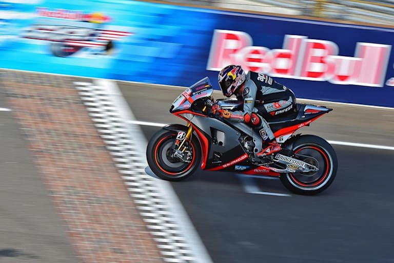 Stefan Bradl preschte mit der Aprilia über den Brickyard