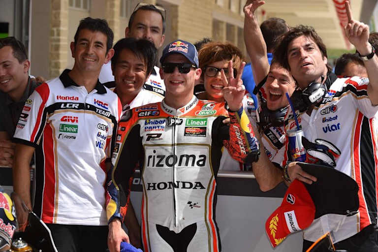 Stefan Bradl nach Platz 3 im Quali, Lucio Cecchinello (2. von rechts) jubelt