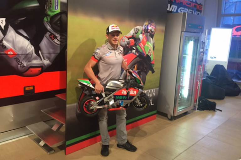 Beim deutschen WM-Lauf bekam Stefan Bradl vom Team eine Polini-Aprilia-Replica