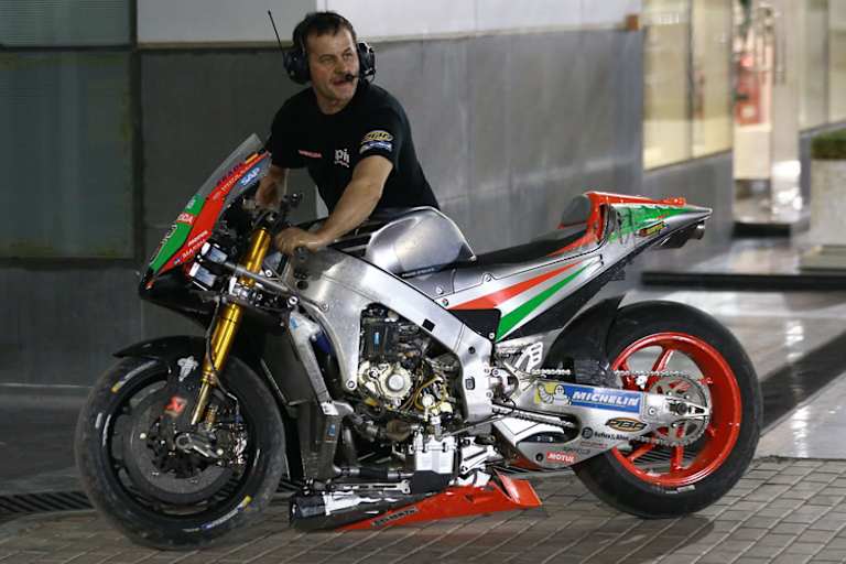 Nach dem Crash erhaschte unser Fotograf David Goldman einen Blick auf die gestrippte neue Aprilia