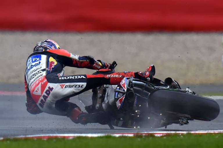 Stefan Bradl stürzte 2014 im Silverstone-Training spektakulär