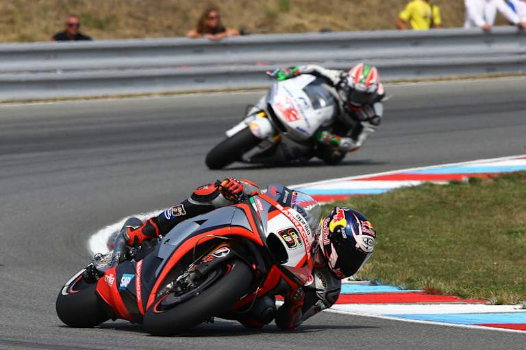 Stefan Bradl im Rennen von Brünn vor Nicky Hayden