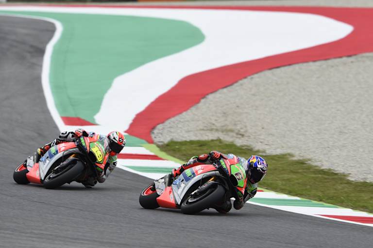 In Mugello: Stefan Bradl wird im Training von Bautista verfolgt