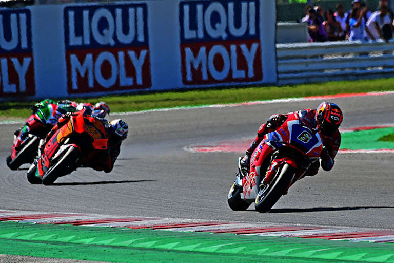 Stefan Bradl vor Pol Espargaró und Scott Redding