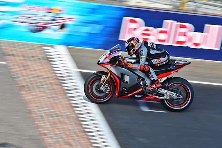 Stefan Bradl beim Überqueren des Brickyards