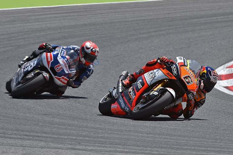 Beim Barcelona-GP: Stefan Bradl (6) vor dem überrundeten Héctor Barbera (Ducati)