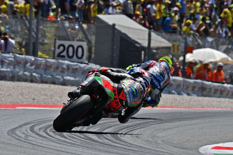 Das Duell am Beginn: Stefan Bradl hinter Cal Crutchlow