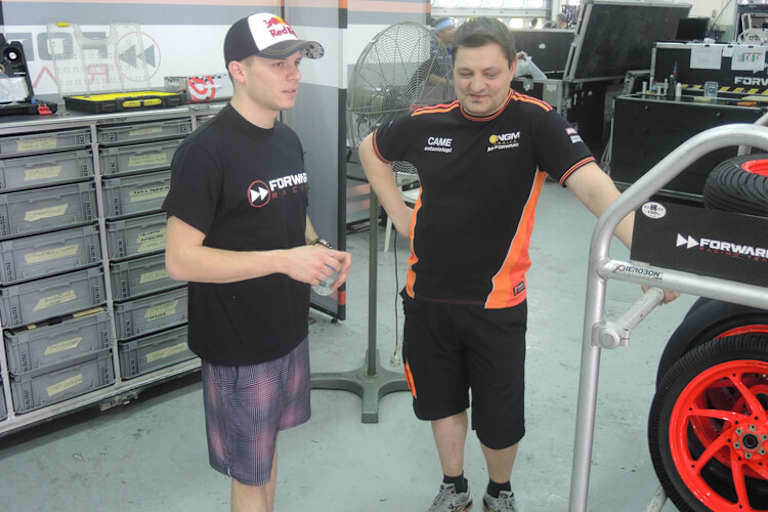 Stefan Bradl in der Forward-Box mit Sergio Verbena
