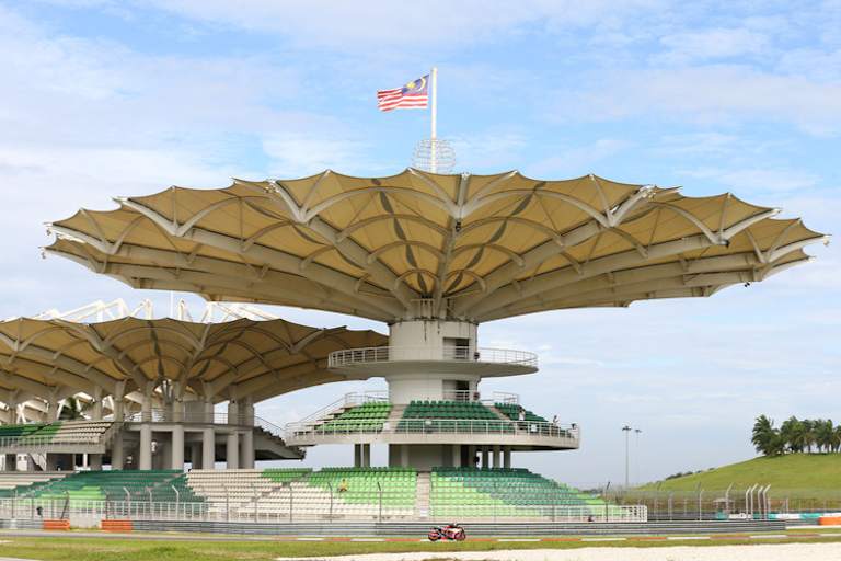 Stefan Bradl vor den gähnend leeren Tribünen des Sepang Circuits