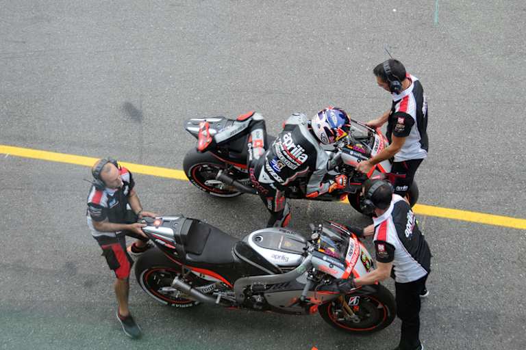 Stefan Bradl übte im Warm-up einen «bike change»