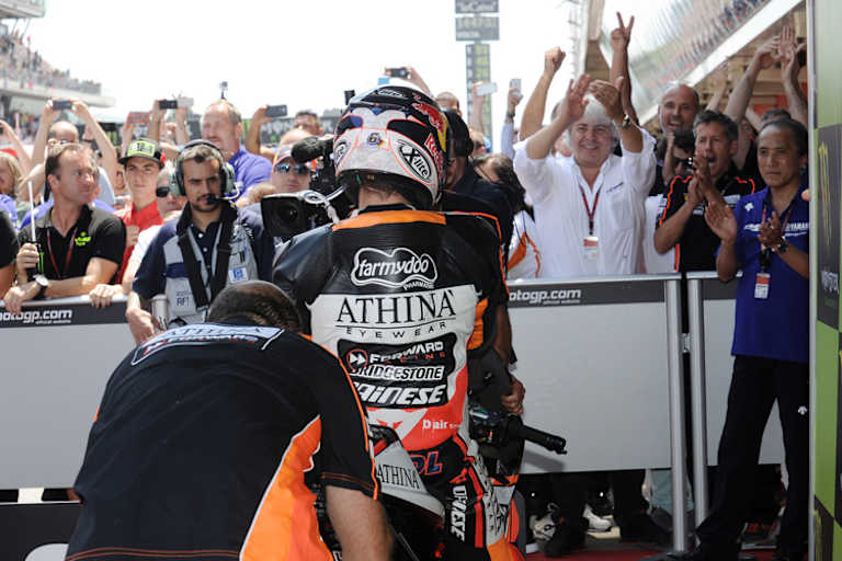 Erstmals im Parc Fermé: Stefan Bradl, im Hintergrund applaudiert Teamchef Cuzari