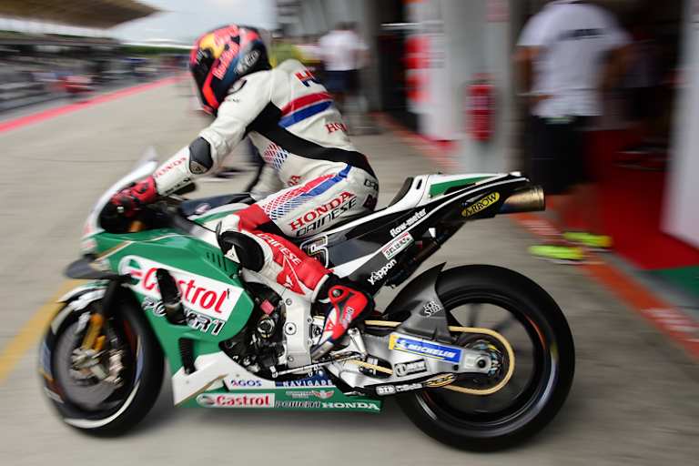 Stefan Bradl beim Verlassen der LCR-Box in Sepang