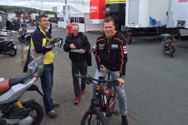 Stefan Bradl ist mit dem Radl da