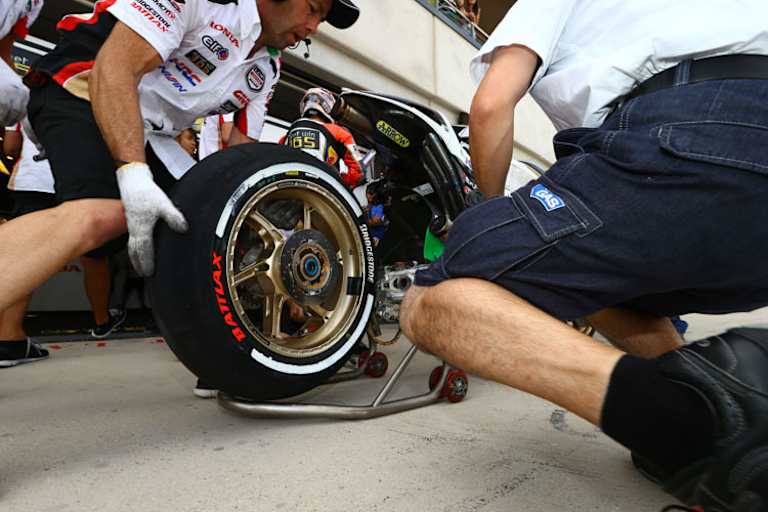 Hinterradwechsel bei Stefan Bradl: Kriegt er 2014 dieselben Mischungen wie die Open-Teams?