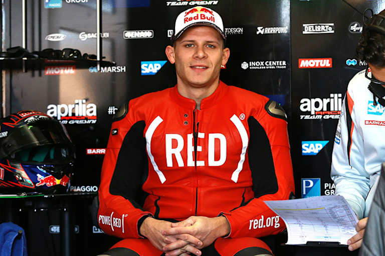 Auch die Lederkombis von Bradl und Bautista tragen das Logo von «(RED)»