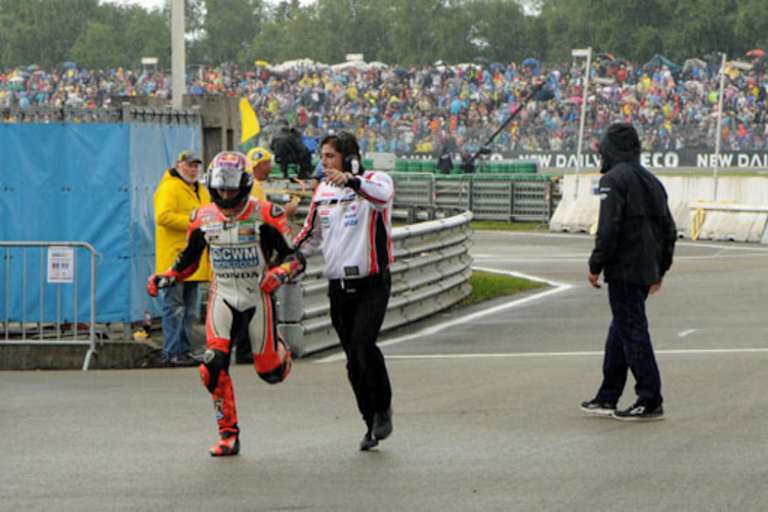 Nach dem Crash: Bradl sprintet in Begleitung von Oscar Haro zur LCR-Box