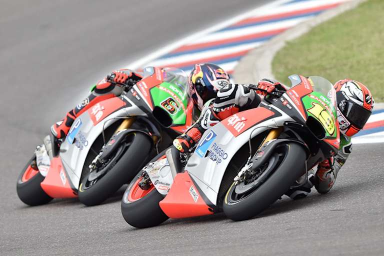 Das Duell in der Anfangsphase: Alvaró Bautista gegen Stefan Bradl