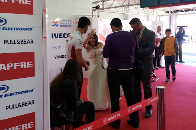 Sorgte für Erheiterung bei Folger und Baumgärtel: Brautpaar-Besuch bei Jordi Torres (li.)