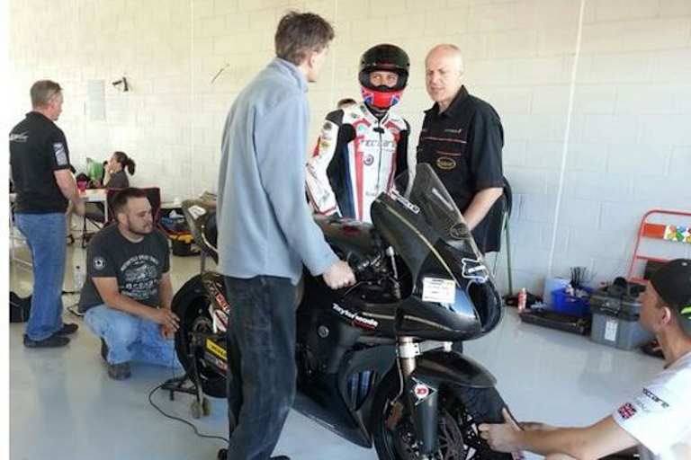 In Silverstone wird die Brough Superior Carbon 2 erstmals in der WM an den Start gebracht