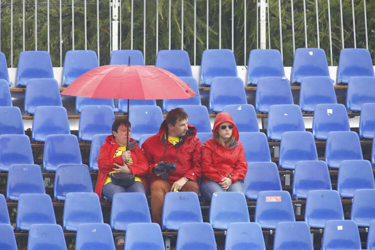 Regenschirm sidn gefragt: Die ersten Besucher auf den Tribünen in Brünn