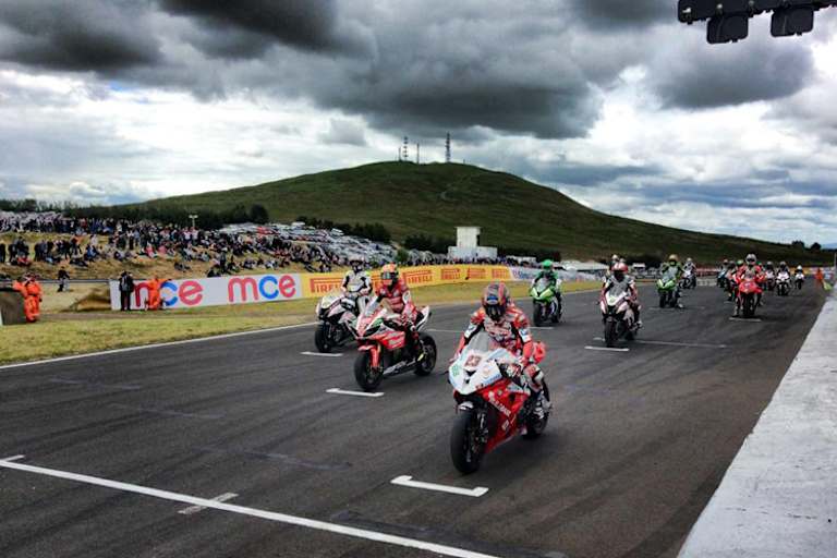 Der Start zum ersten BSB-Rennen in Knockhill