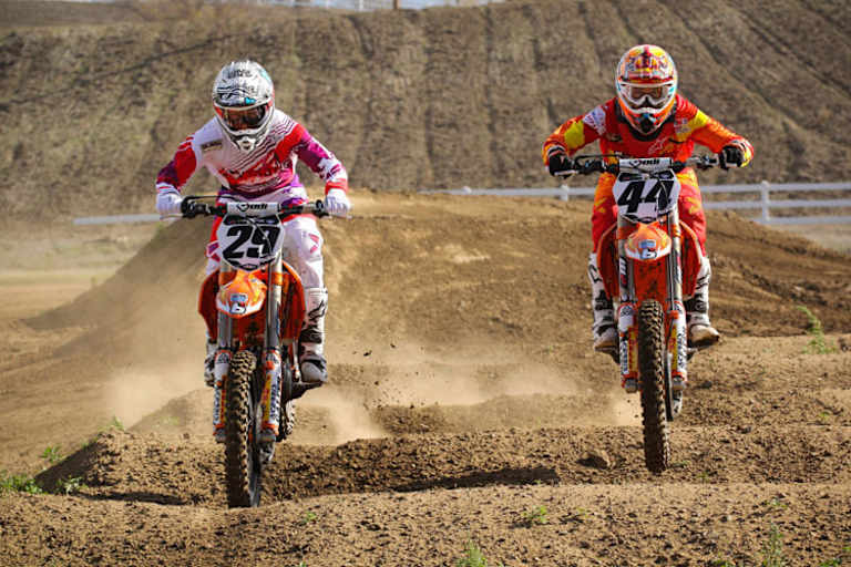 Privates KTM-Team setzt 2014 Pirelli ein: Die BTO-Sports-KTM-Piloten Andrew Short (li.) und Matt Goerke üben für die neue SX-Saison
