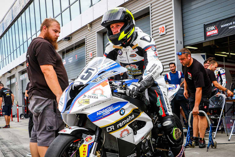 Tobias Tettweiler (li.) schickt seinen Fahrer auf die Bahn