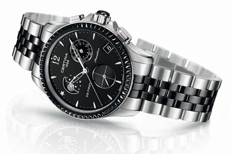 Die Edelstahlversion ist ausserdem mit einem weissen oder schwarzen Lederband erhältlich 