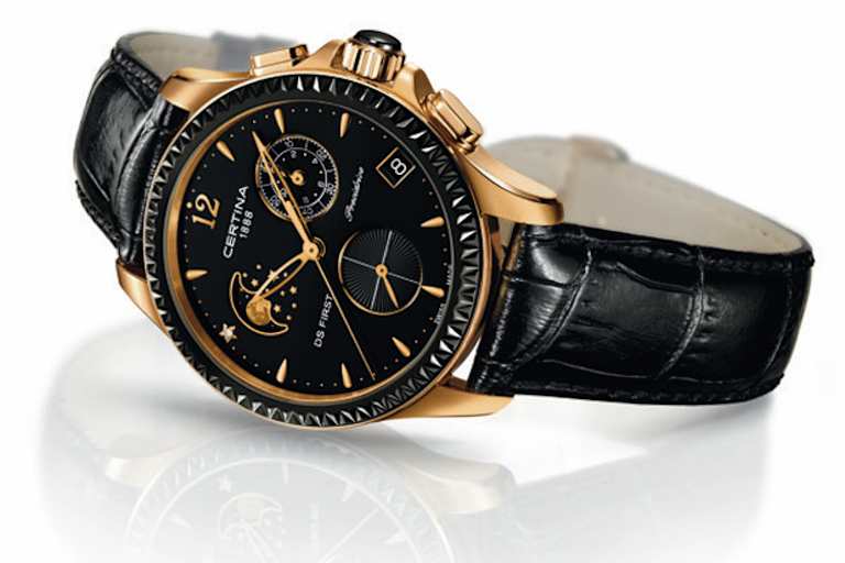  Die «DS First Lady Mondphase» gibt es auch mit glänzend schwarzem Zifferblatt, schwarzem Lederband und einem roségoldenen PVD-Gehäuse