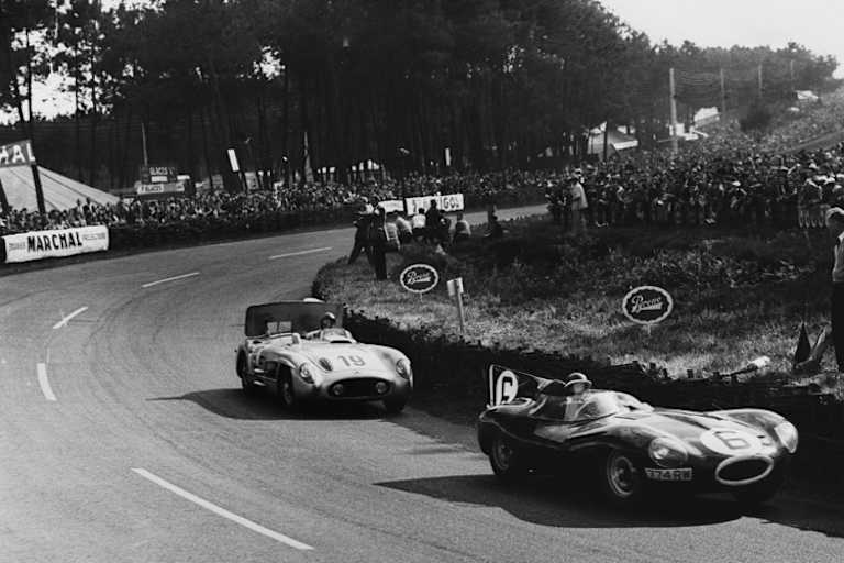 Jaguar von Hawthorn vor dem Mercedes mit aufgestellter Luftbremse