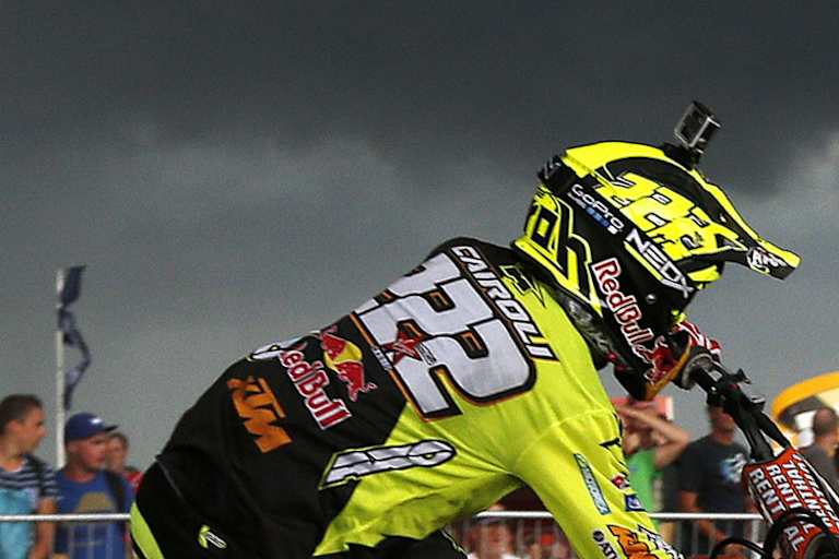 Schwarze Regenwolken hingen über der Sandstrecke von Lommel