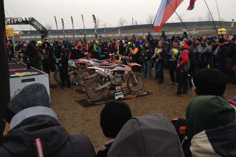  Die Sarholz-KTM bei der Zeremonie neben den Werks-Bikes von Cairoli und Prado