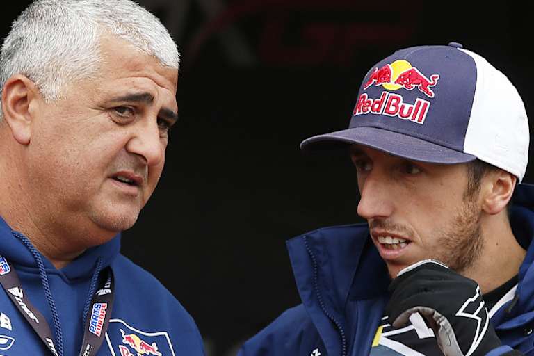 Antonio Cairoli (rechts) steht mit Teamchef Claudio De Carli ein schwieriges Rennwochenende in England bevor