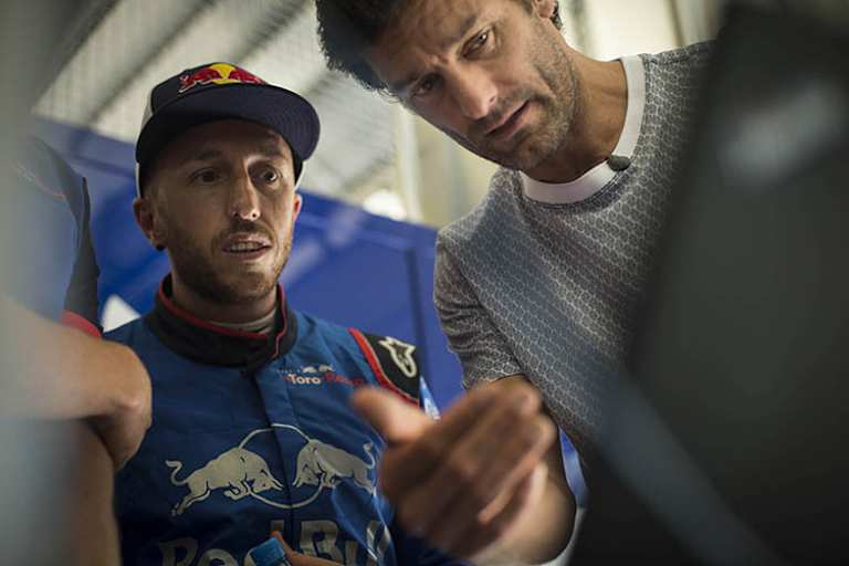 Tony Cairoli mit Instruktor Mark Webber